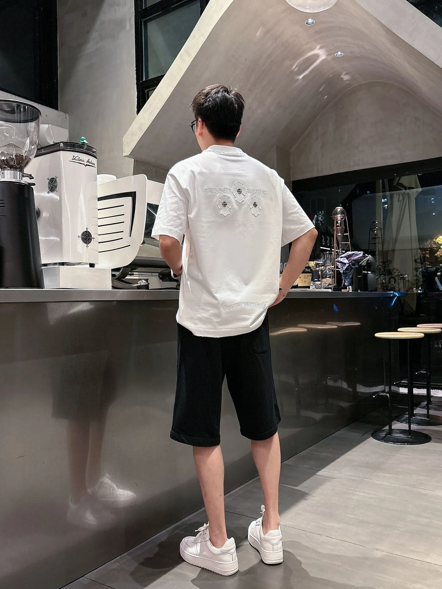 Balenciaga's three-standard complete 2026 summer New Arrival men's casual shorts, advanced custom-made Breathable fabric, Breathable fabric, extremely stretchy and comfortable, impeccable details, top-grade accessories, original logo design concept, delicate and soft feel! The upper body fit is awesome! Size: M-XXXL Please state your height and weight when ordering